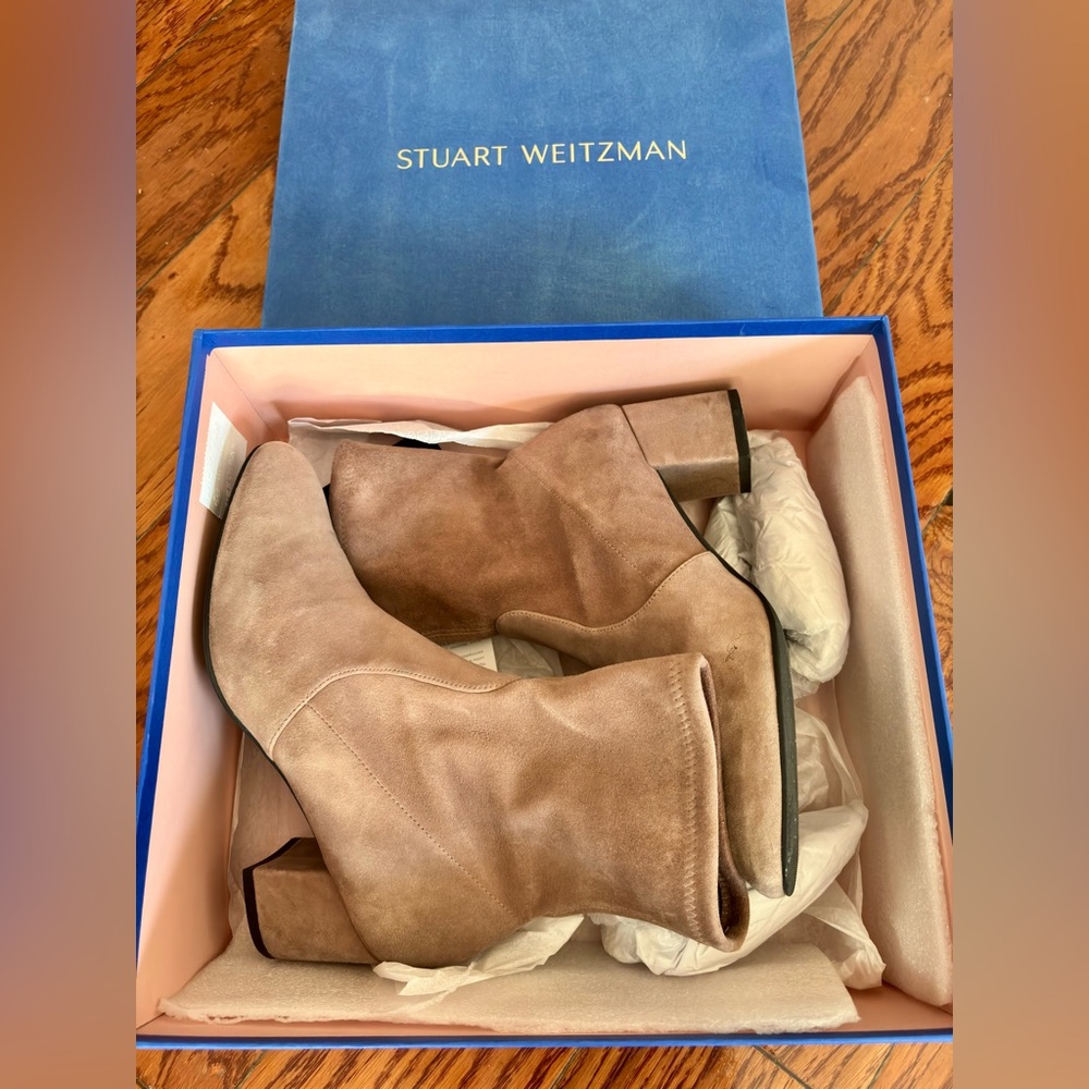 Stuart Weitzman Women's Tan Suede Ankle Boots. Good  condition!!! Authentic.